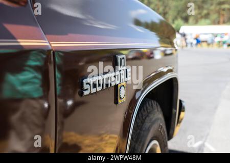 LINTHE, DEUTSCHLAND - 27. MAI 2023: Das Fragment des Großtransporters Chevrolet C10 Scottsdale, 1983. Die Oldtimer Show 2023. Stockfoto