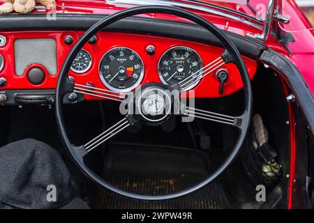 LINTHE, DEUTSCHLAND - 27. MAI 2023: Innenraum des Sportwagens MG MGA, 1955. Die Oldtimer Show 2023. Stockfoto