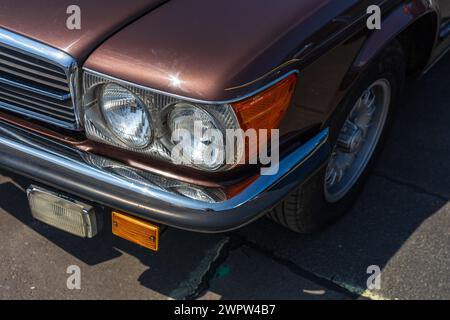 LINTHE, DEUTSCHLAND - 27. MAI 2023: Das Fragment des Sportwagens Mercedes-Benz 380SL (R107), 1975. Die Oldtimer Show 2023. Stockfoto