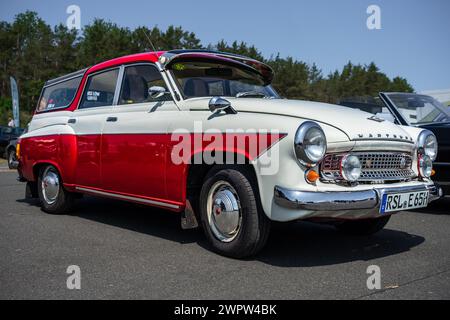 LINTHE, DEUTSCHLAND - 27. MAI 2023: Der Kompaktwagen Wartburg 312 Camping, 1965. Die Oldtimer Show 2023. Stockfoto