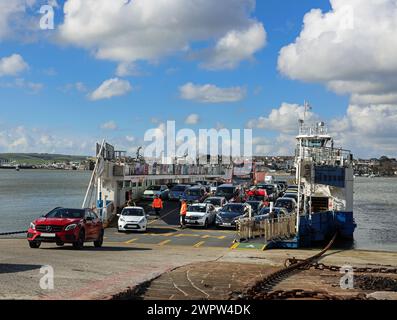 Torpoint Ferry auf der Plymouth Seite mit Torpoint im Hintergrund. Neben der Verbindung von Torpoint mit Plymouth bieten sie eine schwimmende Brücke zwischen ihnen Stockfoto