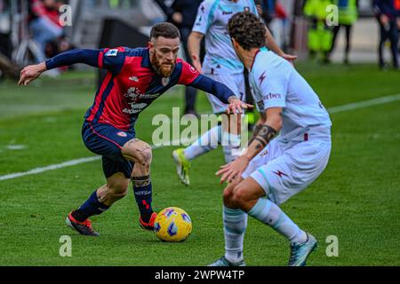 Cagliari, Italien. März 2024. Foto Gianluca Zuddas/LaPresse09-03-2024 Cagliari, Italia - Sport, calcio - Cagliari vs Salernitana - Campionato italiano di calcio Serie A TIM 2023/2024 - Stadio Unipol Domus. Nella Foto: Nahitan Nández (centrocampista Cagliari Calcio) 9. März 2024 Cagliari, Italien - Sport, Fußball - Cagliari vs Salernitana - Campionato italiano di calcio Serie A TIM 2023/2024 - Unipol Domus Stadion. Im Bild: Nahitan Nández (Mittelfeldspieler Cagliari Calcio)“ Credit: LaPresse/Alamy Live News Stockfoto