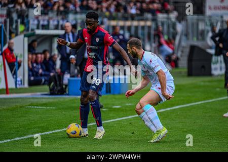 Cagliari, Italien. März 2024. Foto Gianluca Zuddas/LaPresse09-03-2024 Cagliari, Italia - Sport, calcio - Cagliari vs Salernitana - Campionato italiano di calcio Serie A TIM 2023/2024 - Stadio Unipol Domus. Nella Foto: Antoine Makoumbou (centrocampista Cagliari Calcio) 9. März 2024 Cagliari, Italien - Sport, Fußball - Cagliari vs Salernitana - Campionato italiano di calcio Serie A TIM 2023/2024 - Unipol Domus Stadium. In the Picture: Antoine Makoumbou (Mittelfeldspieler Cagliari Calcio)“ Credit: LaPresse/Alamy Live News Stockfoto