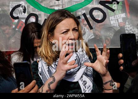 London, Großbritannien. März 2024. Sängerin Charlotte Church auf dem marsch. Tausende von Menschen marschieren von Hyde Park Corner zur amerikanischen Botschaft. Sie fordern einen sofortigen Waffenstillstand im israelischen Gaza-Krieg. Quelle: Joe Maida/Alamy Live News Stockfoto