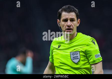 Mailand, Italien. März 2024. Schiedsrichter Halil Umut Meler im Achtelfinale gesehen . Leg 1 von 2 UEFA Europa League 2023/2024 zwischen AC Milan und SK Slavia Praha im San Siro Stadion. Endpunktzahl: Mailand 4:2 Slavia Praha. (Foto: Fabrizio Carabelli/SOPA Images/SIPA USA) Credit: SIPA USA/Alamy Live News Stockfoto