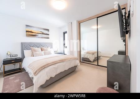Ein Bild eines Schlafzimmers mit Einbauschrank mit Spiegeltüren in mediterraner Immobilie Stockfoto