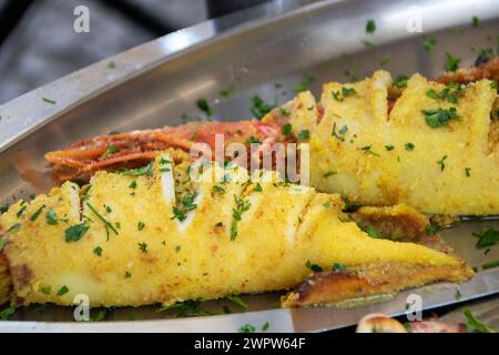 Teller mit traditionellen gefüllten Tintenfischen auf dem Ballaro-Markt in Palermo, Sizilien, Italien Stockfoto