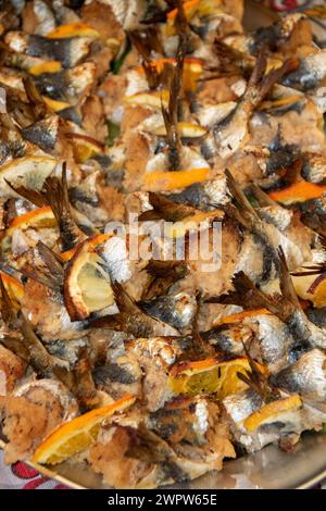 Traditionelle hausgemachte Sarde a beccafico , sizilianische gefüllte Sardinen, in Ballaro Markt, Palermo, Sizilien, Italien Stockfoto