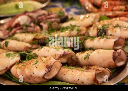 Teller mit traditionellen gefüllten Tintenfischen auf dem Ballaro-Markt in Palermo, Sizilien, Italien Stockfoto