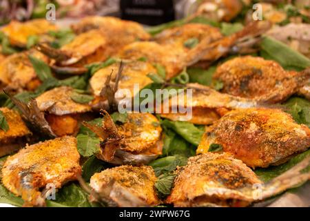 Traditionelle hausgemachte Sarde a beccafico , sizilianische gefüllte Sardinen, in Ballaro Markt, Palermo, Sizilien, Italien Stockfoto