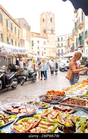 In Palermo, Italien, am 2023. oktober, Street Food-Händler auf dem Ballaro Market Stockfoto
