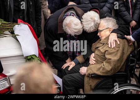 Die Eltern von Soren Pape Poulsen verabschieden sich zuletzt, nachdem der verstorbene Vorsitzende der dänischen Konservativen Partei von der Kathedrale von Viborg zur Ruhe gebracht wurde. Pape, ehemaliger Bürgermeister von Viborg, starb im Alter von 52 Jahren nach einer Hirnblutung am vergangenen Samstag, dem 2. März 2024. Quelle: Ritzau/Alamy Live News Stockfoto