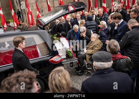 Die Eltern von Soren Pape Poulsen verabschieden sich zuletzt, nachdem der verstorbene Vorsitzende der dänischen Konservativen Partei von der Kathedrale von Viborg zur Ruhe gebracht wurde. Pape, ehemaliger Bürgermeister von Viborg, starb im Alter von 52 Jahren nach einer Hirnblutung am vergangenen Samstag, dem 2. März 2024. Quelle: Ritzau/Alamy Live News Stockfoto