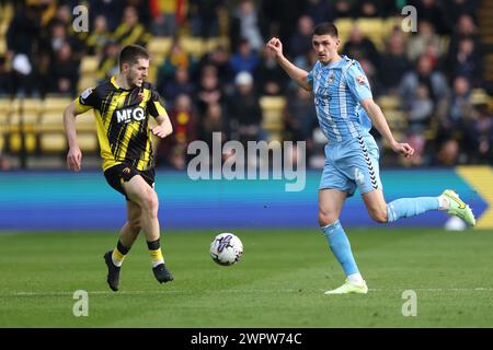 Watfords Giorgi Chakvetadze (links) und Kyle McFadzean von Coventry City kämpfen um den Ball während des Sky Bet Championship Matches in der Vicarage Road, Watford. Bilddatum: Samstag, 9. März 2024. Stockfoto