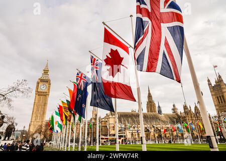 London, Großbritannien. März 2024. Die Fahnen der Commonwealth Nation wurden am Parliament Square in London vor dem jährlichen Commonwealth Day gehisst, der in diesem Jahr am 11. März stattfindet. Quelle: Imageplotter/Alamy Live News Stockfoto