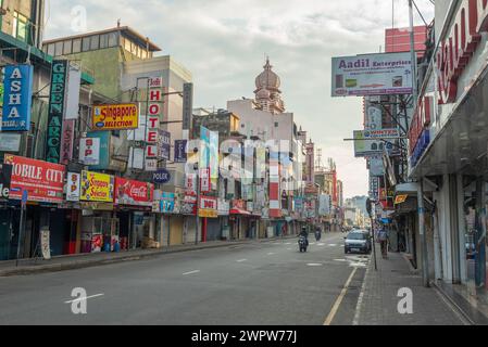 COLOMBO, SRI LANKA - 22. FEBRUAR 2020: Straße im Zentrum von Colombo, Sri Lanka Stockfoto