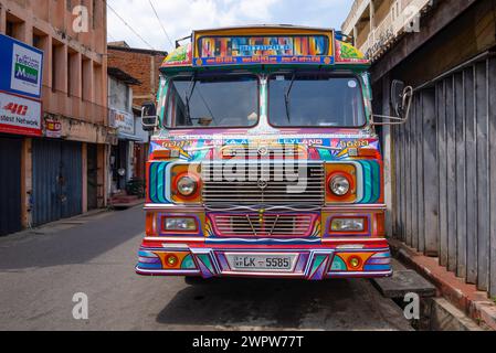 COLOMBO, SRI LANKA - 22. FEBRUAR 2020: Die Kabine des Lanka Ashok Leyland Trucks. Colombo, Sri Lanka Stockfoto