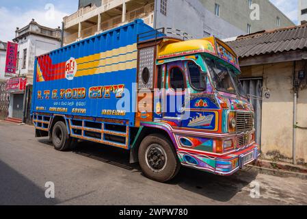 COLOMBO, SRI LANKA - 22. FEBRUAR 2020: Ein mehrfarbiger Lkw auf einer Stadtstraße. Colombo, Sri Lanka Stockfoto
