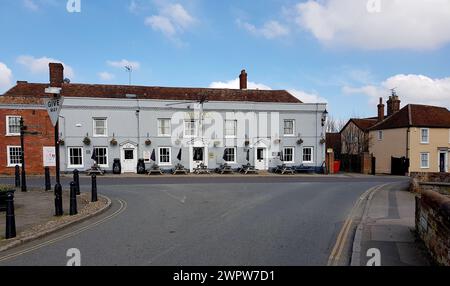 Blick auf das Swan Hotel im historischen Thaxted in der Grafschaft Essex, Großbritannien. Stockfoto