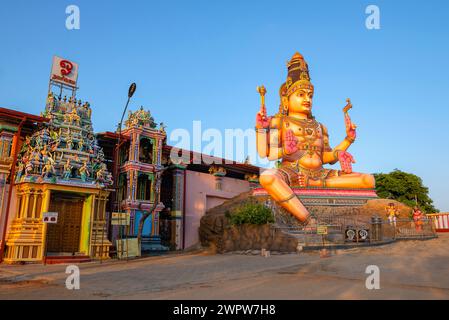 TRINCOMALEE, SRI LANKA - 9. FEBRUAR 2020: Eine riesige Statue von Shiva im Koneswaram Hindu-Tempel. Trincomalee, Sri Lanka Stockfoto