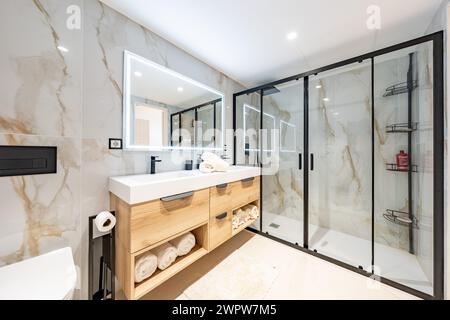 Ein Bild eines neu renovierten Badezimmers mit Marmorwänden in mediterraner Immobilie Stockfoto