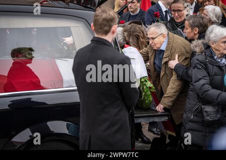 Die Eltern von Soren Pape Poulsen verabschieden sich zuletzt, nachdem der verstorbene Vorsitzende der dänischen Konservativen Partei von der Kathedrale von Viborg zur Ruhe gebracht wurde. Pape, ehemaliger Bürgermeister von Viborg, starb im Alter von 52 Jahren nach einer Hirnblutung am vergangenen Samstag, 2. März 2024 Credit: Ritzau/Alamy Live News Stockfoto