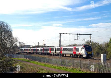 Ein Triebzug der Baureihe 720 Aventra mit der Nummer 720563, ein Zug im Großraum Anglia, der durch den Lee Valley Country Park nördlich von Cheshunt fährt. Stockfoto