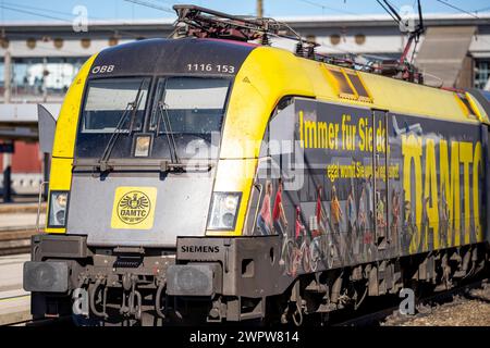 Wels, Österreich. 9. März 2024 Railjet-Lok im ÖAMTC Look der Österreichischen Bundesbahnen am Hauptbahnhof Wels. *** Wels, Österreich 9. März 2024 Railjet-Lokomotive im ÖAMTC-Look der Österreichischen Bundesbahnen am Wels Hauptbahnhof Stockfoto