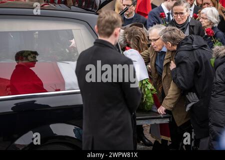 Die Eltern von Soren Pape Poulsen verabschieden sich zuletzt, nachdem der verstorbene Vorsitzende der dänischen Konservativen Partei von der Kathedrale von Viborg zur Ruhe gebracht wurde. Pape, ehemaliger Bürgermeister von Viborg, starb im Alter von 52 Jahren nach einer Hirnblutung am vergangenen Samstag, 2. März 2024 Credit: Ritzau/Alamy Live News Stockfoto