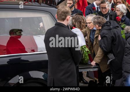 Die Eltern von Soren Pape Poulsen verabschieden sich zuletzt, nachdem der verstorbene Vorsitzende der dänischen Konservativen Partei von der Kathedrale von Viborg zur Ruhe gebracht wurde. Pape, ehemaliger Bürgermeister von Viborg, starb im Alter von 52 Jahren nach einer Hirnblutung am vergangenen Samstag, 2. März 2024 Credit: Ritzau/Alamy Live News Stockfoto