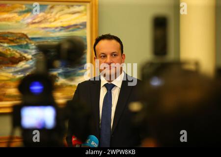 Taoiseach Leo Varadkar spricht vor den Medien in Dublin Castle, als er für die Zwillingsreferenden zur Änderung der Verfassung über Familie und Pflege zählt. In dem Änderungsantrag zur Familie wird vorgeschlagen, die Bedeutung der Familie über die Definition der Ehe hinaus auszudehnen und auf solche, die auf "dauerhaften" Beziehungen beruhen, einzubeziehen. Der Pflegezusatz schlägt vor, Verweise auf die Rollen und Pflichten einer Frau in der Wohnung zu streichen und durch einen neuen artikel zu ersetzen, in dem Pflegepersonen anerkannt werden. Bilddatum: Samstag, 9. März 2024. Stockfoto