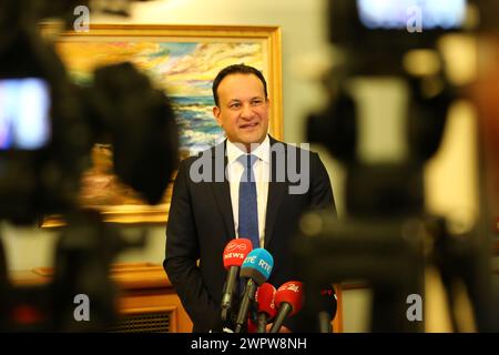 Taoiseach Leo Varadkar spricht vor den Medien in Dublin Castle, als er für die Zwillingsreferenden zur Änderung der Verfassung über Familie und Pflege zählt. In dem Änderungsantrag zur Familie wird vorgeschlagen, die Bedeutung der Familie über die Definition der Ehe hinaus auszudehnen und auf solche, die auf "dauerhaften" Beziehungen beruhen, einzubeziehen. Der Pflegezusatz schlägt vor, Verweise auf die Rollen und Pflichten einer Frau in der Wohnung zu streichen und durch einen neuen artikel zu ersetzen, in dem Pflegepersonen anerkannt werden. Bilddatum: Samstag, 9. März 2024. Stockfoto