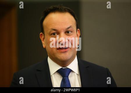 Taoiseach Leo Varadkar spricht vor den Medien in Dublin Castle, als er für die Zwillingsreferenden zur Änderung der Verfassung über Familie und Pflege zählt. In dem Änderungsantrag zur Familie wird vorgeschlagen, die Bedeutung der Familie über die Definition der Ehe hinaus auszudehnen und auf solche, die auf "dauerhaften" Beziehungen beruhen, einzubeziehen. Der Pflegezusatz schlägt vor, Verweise auf die Rollen und Pflichten einer Frau in der Wohnung zu streichen und durch einen neuen artikel zu ersetzen, in dem Pflegepersonen anerkannt werden. Bilddatum: Samstag, 9. März 2024. Stockfoto