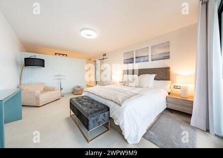 Ein großes Gästezimmer mit eigenem Bad und begehbarem Kleiderschrank in luxuriösen mediterranen Immobilien Stockfoto