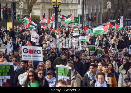 London, Großbritannien. März 2024. Demonstranten in der Nähe der Vauxhall Bridge. Tausende von Menschen marschierten in Solidarität mit Palästina zur US-Botschaft und forderten einen Waffenstillstand während des Krieges zwischen Israel und Hamas. Quelle: Vuk Valcic/Alamy Live News Stockfoto