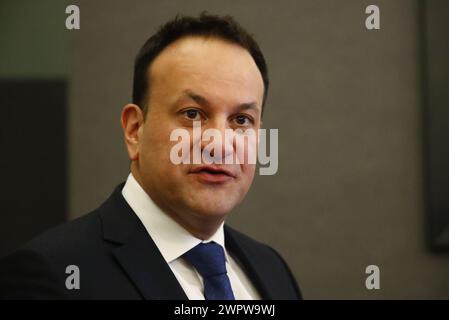 Taoiseach Leo Varadkar spricht vor den Medien in Dublin Castle, als er für die Zwillingsreferenden zur Änderung der Verfassung über Familie und Pflege zählt. In dem Änderungsantrag zur Familie wird vorgeschlagen, die Bedeutung der Familie über die Definition der Ehe hinaus auszudehnen und auf solche, die auf "dauerhaften" Beziehungen beruhen, einzubeziehen. Der Pflegezusatz schlägt vor, Verweise auf die Rollen und Pflichten einer Frau in der Wohnung zu streichen und durch einen neuen artikel zu ersetzen, in dem Pflegepersonen anerkannt werden. Bilddatum: Samstag, 9. März 2024. Stockfoto