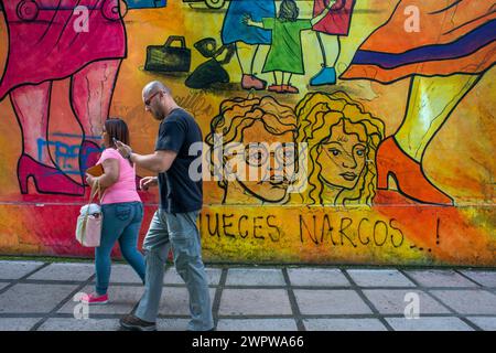 Graffiti an der Wand, die nationalen Parque in San José, Costa Rica. Costa Rica's Geschichte, Familie, narcos, Richter, und Korruption. Stockfoto