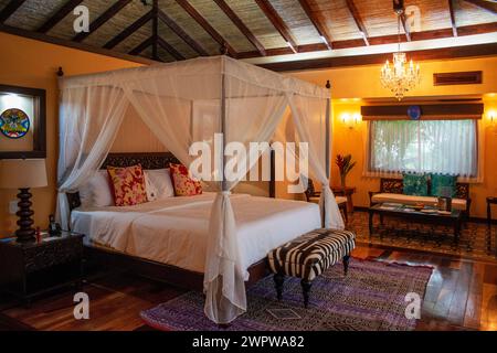 Die Zimmer im Nayara Hotel, Spa & Gärten, Oeste de Fortuna, La Fortuna De San Carlos, Arenal Volcano National Park, Costa Rica Stockfoto