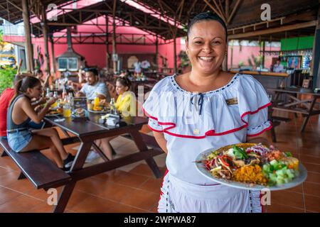 Lokales Essen casado Gericht in einem lokalen Restaurant in La Fortuna Village, Provinz Alajuela, Costa Rica, Mittelamerika Stockfoto