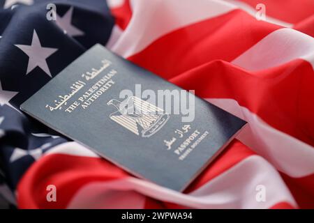 Blauer Pass der Palästinensischen Autonomiebehörde auf dem Hintergrund der US-Nationalflagge aus nächster Nähe. Tourismus und Diplomatie Stockfoto