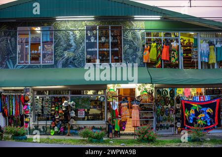 Blick auf einen typischen Souvenir store in La Fortuna, Costa Rica Stockfoto