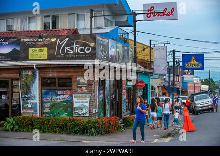 Blick auf einen typischen Souvenir store in La Fortuna, Costa Rica Stockfoto