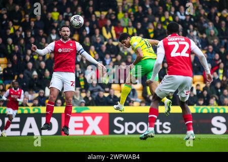 Gabriel Sara von Norwich City erzielt das erste Tor des Spiels während des Sky Bet Championship Matches in Carrow Road, Norwich. Bilddatum: Samstag, 9. März 2024. Stockfoto