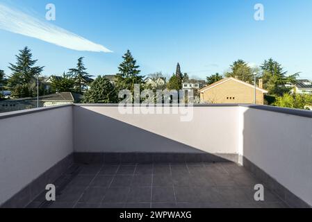 Penthouse eines Einfamilienhauses mit Blick auf eine Urbanisierung mit Bäumen Stockfoto