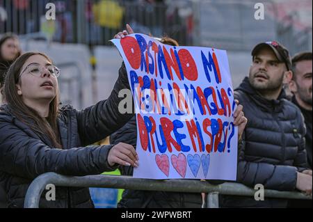Cagliari, Italien. März 2024. Foto Gianluca Zuddas/LaPresse09-03-2024 Cagliari, Italia - Sport, calcio - Cagliari vs Salernitana - Campionato italiano di calcio Serie A TIM 2023/2024 - Stadio Unipol Domus. Nella Foto: Tifosi Cagliari Calcio 9. März 2024 Cagliari, Italien - Sport, Fußball - Cagliari vs Salernitana - Campionato italiano di calcio Serie A TIM 2023/2024 - Unipol Domus Stadium. Im Bild: Unterstützer von Cagliari Calcio“ Credit: LaPresse/Alamy Live News Stockfoto