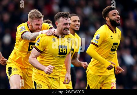 Jack Robinson von Sheffield United feiert mit seinen Teamkollegen das zweite Tor im Spiel der Premier League im Vitality Stadium in Bournemouth. Bilddatum: Samstag, 9. März 2024. Stockfoto