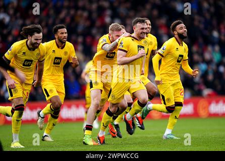 Jack Robinson von Sheffield United feiert mit seinen Teamkollegen das zweite Tor im Spiel der Premier League im Vitality Stadium in Bournemouth. Bilddatum: Samstag, 9. März 2024. Stockfoto