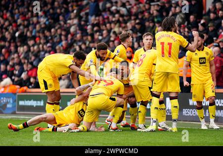 Jack Robinson von Sheffield United feiert mit seinen Teamkollegen das zweite Tor im Spiel der Premier League im Vitality Stadium in Bournemouth. Bilddatum: Samstag, 9. März 2024. Stockfoto