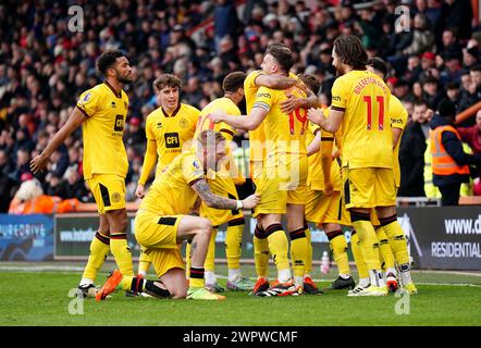 Jack Robinson von Sheffield United feiert mit seinen Teamkollegen das zweite Tor im Spiel der Premier League im Vitality Stadium in Bournemouth. Bilddatum: Samstag, 9. März 2024. Stockfoto