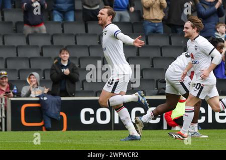 captain Alex Gilbey feiert, nachdem er für Milton Keynes Dons geschossen hat, um die Führung gegen Salford City zu übernehmen, während der ersten Hälfte des Spiels der Sky Bet League 2 zwischen MK Dons und Salford City im Stadion MK, Milton Keynes am Freitag, den 8. März 2024. (Foto: John Cripps | MI News) Credit: MI News & Sport /Alamy Live News Stockfoto